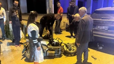 OTOMOBİLİN ALTINDA SIKIŞTI