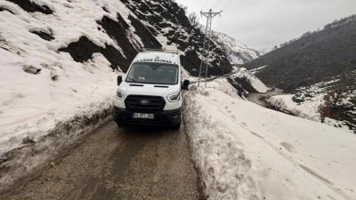 K&Ouml;Y MİNİB&Uuml;S&Uuml; YOLDA MAHSUR KALDI