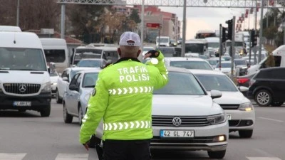 TRAFİK KURALLARINA UYMAYAN HAYATINI RİSKE ATIYOR