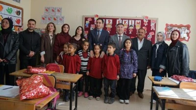 ÖĞRENCİLERE HEDİYE VE KİTAP DAĞITILDI