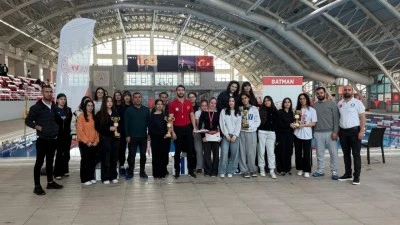 KAPALI HAVUZDA NEFES KESEN Y&Uuml;ZME YARIŞLARI