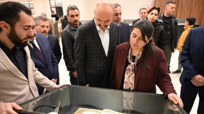 ASIRLIK MUSHAFLAR BATMAN&rsquo;DA G&Ouml;R&Uuml;C&Uuml;YE &Ccedil;IKTI