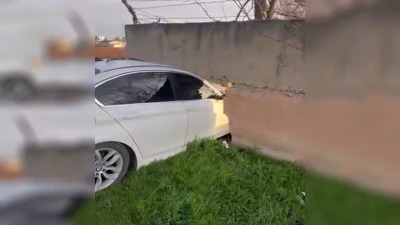 OTOMOBİL BAH&Ccedil;EYE DALDI