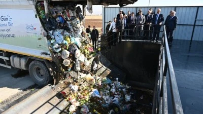 VALİ CANALP DEM’LİLERE SORDU: 7 AYDA 2 MİLYAR 700 MİLYON LİRAYI NEREYE HARCADINIZ?