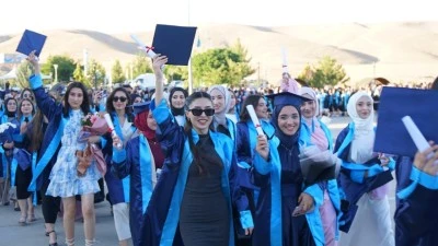 MEZUNLARIN YARIDAN FAZLASI KADIN