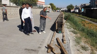 MAHALLE SAKİNLERİNDEN GÜVENLİK DUVARINA TEPKİ