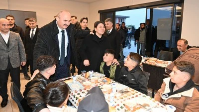 VALİ CANALP &Ccedil;OCUKLARLA YAKINDAN İLGİLENDİ