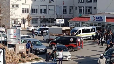 HASTANE &Ouml;N&Uuml;NDE POLİS M&Uuml;DAHALESİ