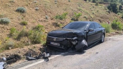 İKİ OTOMOBİL KAFA KAFAYA GİRDİ