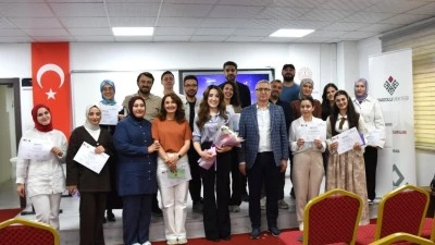 İNGİLİZCE &Ouml;ĞRETMENLERİNE YAPAY ZEKA EĞİTİMİ