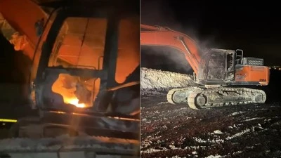 İŞ MAKİNESİ ATEŞE VERİLDİ