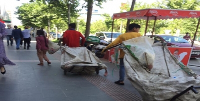 KİMİSİ TATİLDE KİMİSİ SOKAKTA