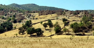 KÖYE DÖNÜŞ İÇİN YOL BEKLİYORLAR