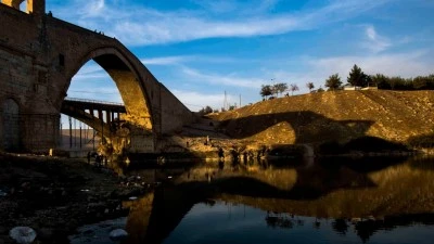 MALABADİ KÖPRÜSÜ’NDE “YARASA ADAM” GÖLGESİ