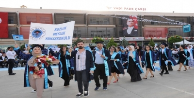 MEZUNİYET SEVİNCİ