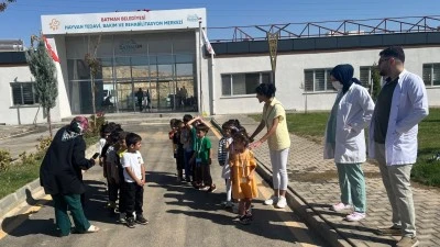 MİNİKLERDEN SEVGİ DOLU ZİYARET
