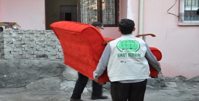 MUHTAÇ AİLEYE GIDA VE EV EŞYASI YARDIMI