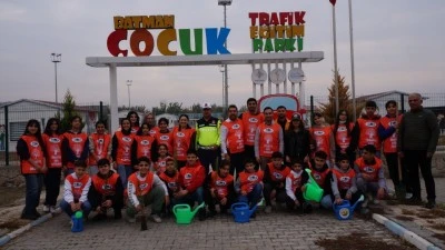 ÖĞRENCİLER DOĞA EĞİTİMİYLE FİDAN DİKTİ