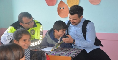 ÖĞRENCİLER TELSİZDEN KONUŞTU, SİREN ÇALDI
