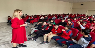ÖĞRENCİLERE ARKEOLOJİ EĞİTİMİ