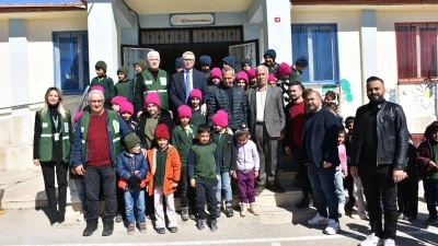 &Ouml;ĞRENCİLERE BERE VE ELDİVEN HEDİYE EDİLDİ