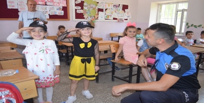 ÖĞRENCİLERE POLİS AMCALARINDAN JEST