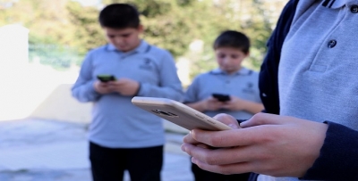 "OKULLARDA CEP TELEFONU KULLANIMI YASAKLANMALI"