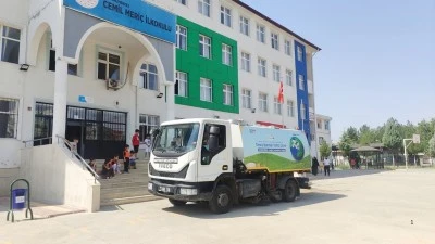 OKULLARDA YENİ DÖNEM ÖNCESİ TEMİZLİK SEFERBERLİĞİ