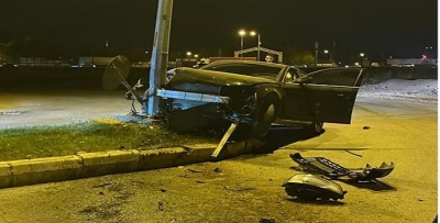 OTOMOBİL DİREĞE ÇARPTI
