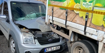 OTOMOBİL, KAMYONETİN ALTINA GİRDİ