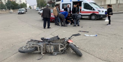 OTOMOBİL MOTOSİKLETLE ÇARPIŞTI