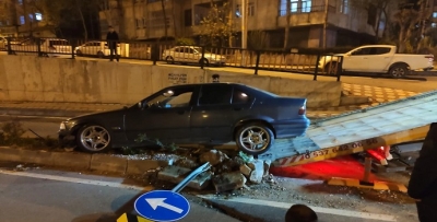 OTOMOBİL ORTA REFÜJE ÇIKTI