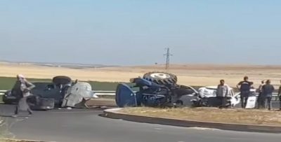 OTOMOBİL TRAKTÖRLE ÇARPIŞTI