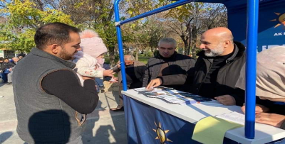 ÖZDEMİR, TANITIM STANTINDA VATANDAŞLARI BİLGİLENDİRDİ