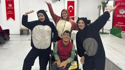 ÖZEL GEREKSİNİMLİ BİREYLERE ÖZEL TİYATRO ETKİNLİĞİ