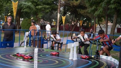 PARKLARDA ŞENLİK COŞKUSU S&Uuml;R&Uuml;YOR