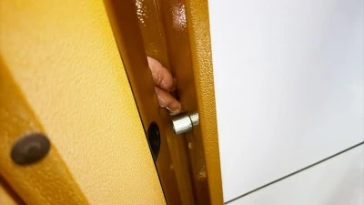 PARMAĞI &Ccedil;ELİK KAPIYA SIKIŞAN &Ccedil;OCUĞU İTFAİYE KURTARDI