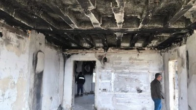 PATLAYAN TELEFON EVİ K&Uuml;L ETTİ