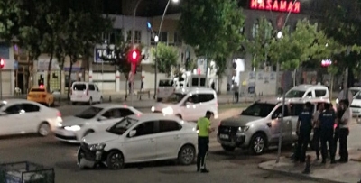 POLİSTEN KAÇARKEN KAZA YAPTILAR
