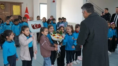 REKT&Ouml;R DEMİR, HASANKEYF'TE MİNİKLERLE BULUŞTU