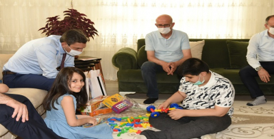 RENKLİ ELLER EĞLENEREK ÖĞRENİYOR
