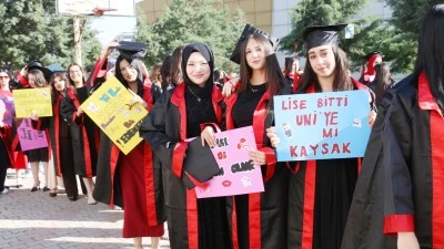 SAADET U&Ccedil;AR&rsquo;DA MEZUNİYET COŞKUSU