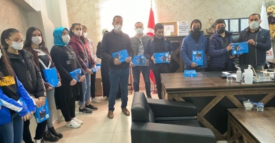 ŞAHMAR öğrencilere tablet hediye etti