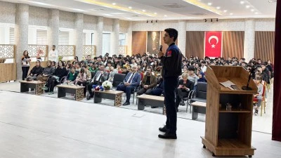 SALON DOLDU, SORULAR PEŞ PEŞE GELDİ