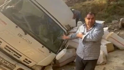 SAMAN YÜKLÜ KAMYON DEVRİLDİ