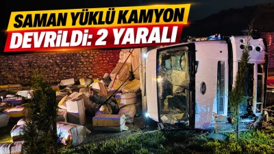 SAMAN Y&Uuml;KL&Uuml; KAMYON DEVRİLDİ