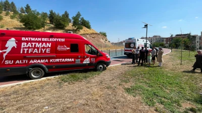 SELFİE &Ccedil;EKERKEN KANALA D&Uuml;ŞT&Uuml;
