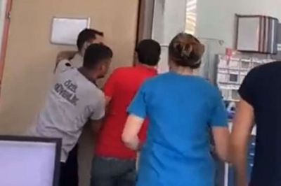 ŞİDDETİ KAPININ ARKASINA SAKLANARAK ENGELLEDİLER