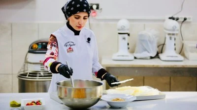 SOFRADA HERKES VAR AMA BİR DETAY DİKKAT &Ccedil;EKİYOR