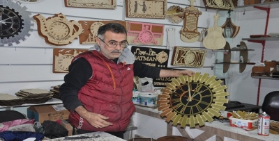 SURİYELİ MÜHENDİS HEDİYELİK EŞYA ÜRETEREK GEÇİMİNİ SAĞLIYOR